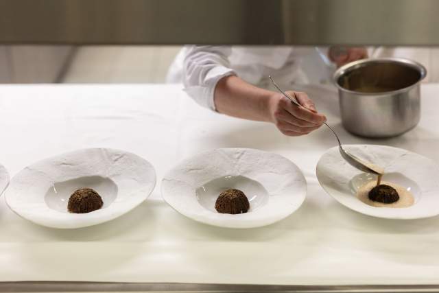 Restaurant 2 étoiles Michelin Noirmont, Suisse · Maison Wenger 