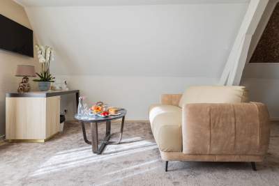 grande chambre avec placard à droite